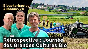 3 personnes au premier plan, à l'arrière-plan des machines agricoles.