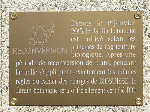 Vues du Jardin botanique de Genève : une grande serre, des massifs floraux, des ruchers, des chemins et des grands arbres. 



L'avant-dernière photo montre la plaque inaugurale de la reconversion au bio du Jardin botanique. Sur la dernière photo, 
