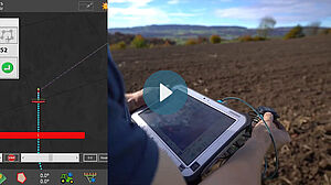 Un tablet dans les mains sur un champ, écran du tablet