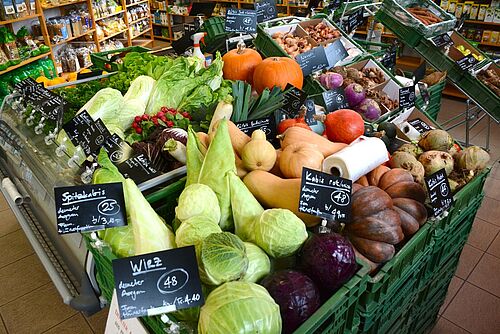 Des légumes dans un magasin bio. 