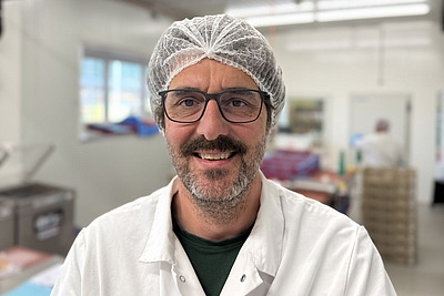  Un homme avec un filet à cheveux.