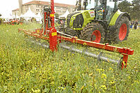 Ecimeuse rotative au travail dans un champ.