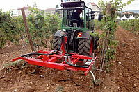 Machine pour travailler mécaniquement le sol de la vigne.