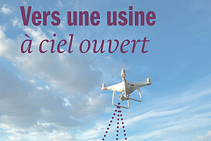 Drone volant au-dessus d'un champ