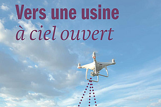 Drone volant au-dessus d'un champ