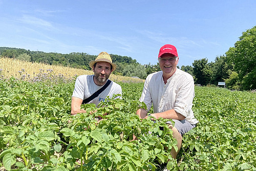 Deux hommes dans un champ.