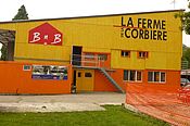 Une façade de la ferme avec l'inscription "B & B" aiinsi que l'inscription "La ferme de la Corbière"