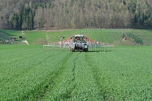 Un tracteur dans un champ pour l'épandage d'engrais de ferme.