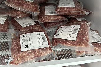 Viande sous vide dans le rayon frais, avec dates de péremption.