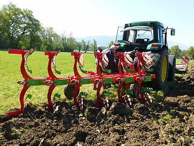 Charrue en action dans une prairie.