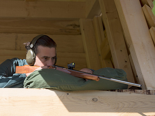 Landwirt bei seinen Mastrindern auf der Weide
6 Rinder stehen ruhig im Auslauf
Mann auf der Kanzel mit Gewehr im Anschlag
Betäubtes Rind am Arm des Hofladers
Betäubtes Tier am Ausblugen, aufgehängt am Arm des Hofladers
Hoflader setzt das tote Tier
