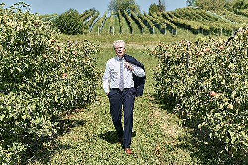 Le Directeur du FiBL près d'une arboriculture