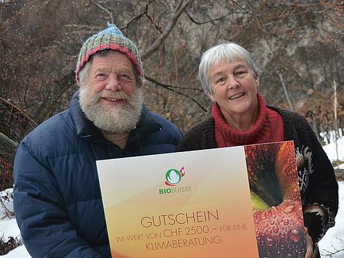 Mann und Frau halten eine Gutschein in den Händen