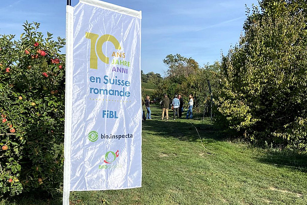 drapeau des dix ans devant le BIODiVerger
