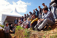 Des visiteurs attentifs devant une tranchée d'observation des racines de différents engrais verts.