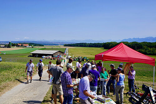 Une tente rouge et des machines agricoles 
