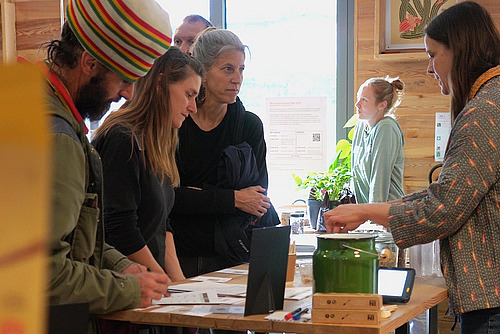 Verschiedene Personen an einem Tisch.