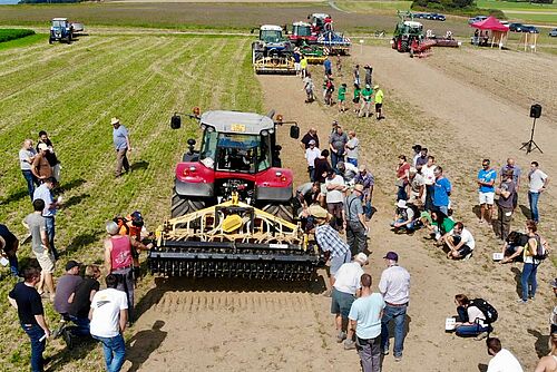 Des machines de travail du sol dans un champ