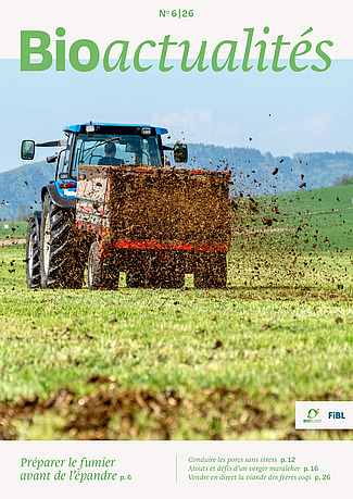 Page de couverture du Bioactualités 6|26: Un tracteur épand du fumier sur un pré.