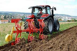 Charrue hors-raie en action.