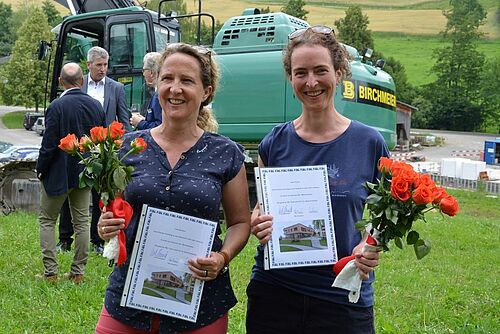 Barbara Früh et Mirjam Holinger devant l'excavateur