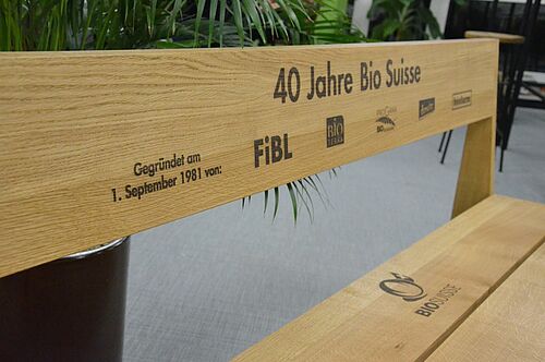 Un banc en bois gravé chez Bio Suisse à Bâle.