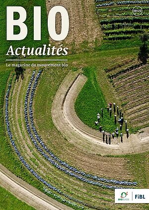 Page de couverture du Bioactualités 10|23: Un keyline design vue d'en haut: Des légumes plantés le long des courbes de niveau.