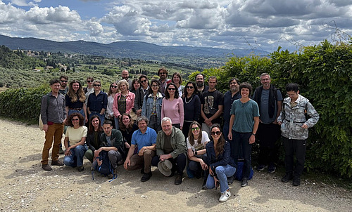 Un groupe de personnes pose devant la caméra. 