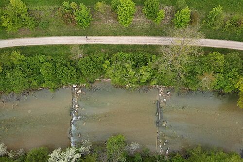 Une rivière avec deux seuils