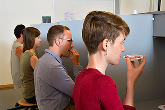 4 Personen bei der Degustation