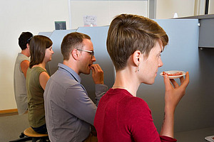 Foto: zVg, BFH-HAFL 4 Personen bei der Degustation