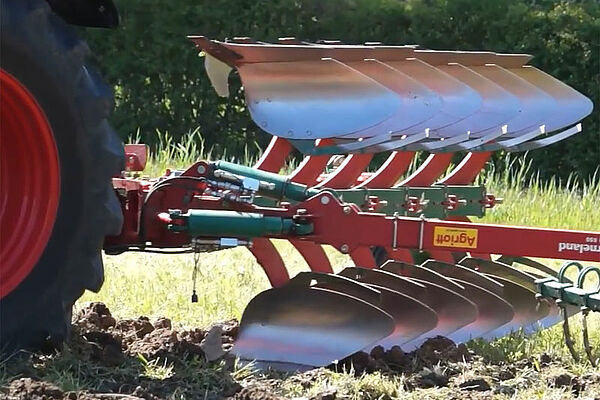 charrue déchaumeuse en cours de travail