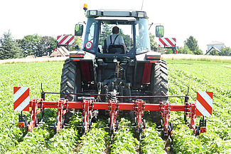 Sarcleuse dans un champ de soja