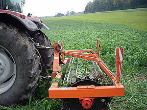 Rouleau faca derrière un tracteur, vu de près.