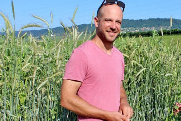 Gérald Huber pose dans un champ.