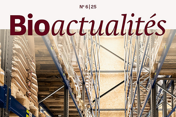Page de couverture du Bioactualités 6|25: Un entrepôt rempli de sacs bruns, au milieu un chariot élévateur et un homme.