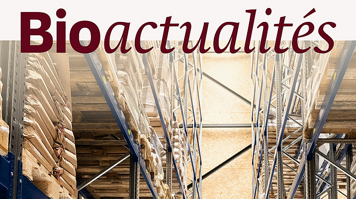 Page de couverture du Bioactualités 6|25: Un entrepôt rempli de sacs bruns, au milieu un chariot élévateur et un homme.