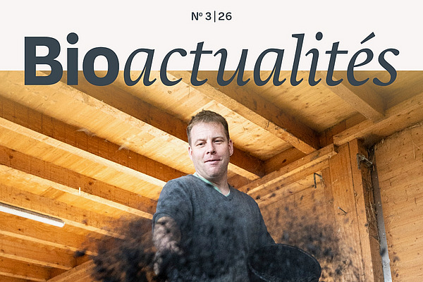 Page de couverture du Bioactualités 3|26: Un homme répand du charbon végétal sur du foin.