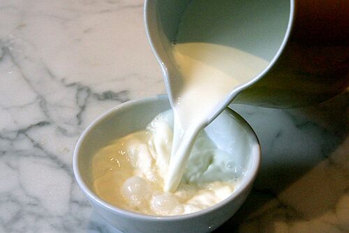 Du lait dans un bol 