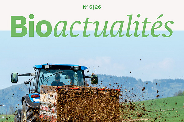 Page de couverture du Bioactualités 6|26: Un tracteur épand du fumier sur un pré.