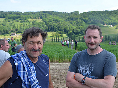 Tracteur et sarcleuse en train de sarcler un très jeune maïs.
Vue aérienne de la 2ème journée nationale des grandes cultures bio.
Portrait de Philippe Tavel.
Portrait de Bernard et Thierry Candaux
Des visiteurs se penchent sur le sol fraîchement