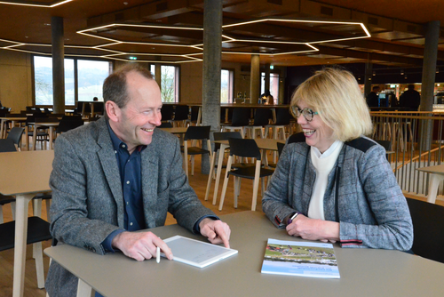 Lucius Tamm et Beate Huber assis autour d'une table