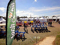 Des stands, des machines et des visiteurs qui se promènent à travers Tech and bio.