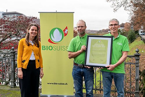 Les trois personnes devant un rollup de Bio Suisse