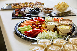 Plats apéro avec légumes et fromages.