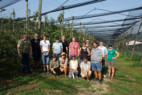 Groupe dans un verger.