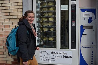 Une femme devant un distributeur automatique