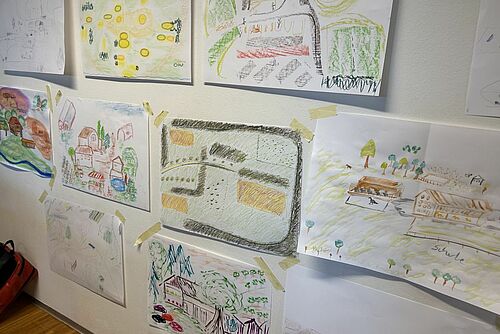 Images dessinées à la main de différentes fermes.