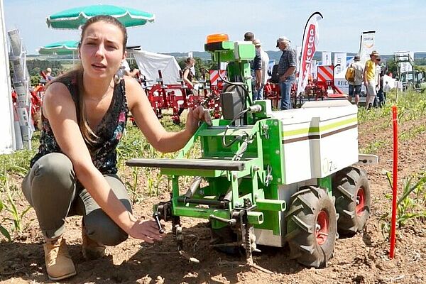 femme sur les genoux, avec roboteur