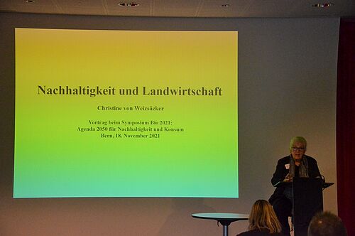 Christine von Weizsäcker, biologiste et activiste environnementale, a parlé dans son exposé du lien entre la durabilité et l'agriculture. Photo: FiBL, Andreas Basler.